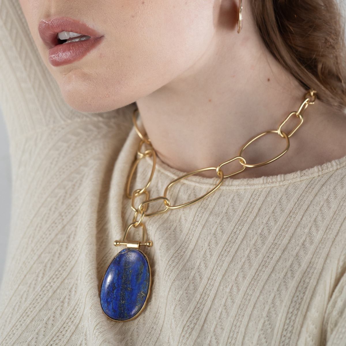 Luxe Oval Pendant Chain Necklace