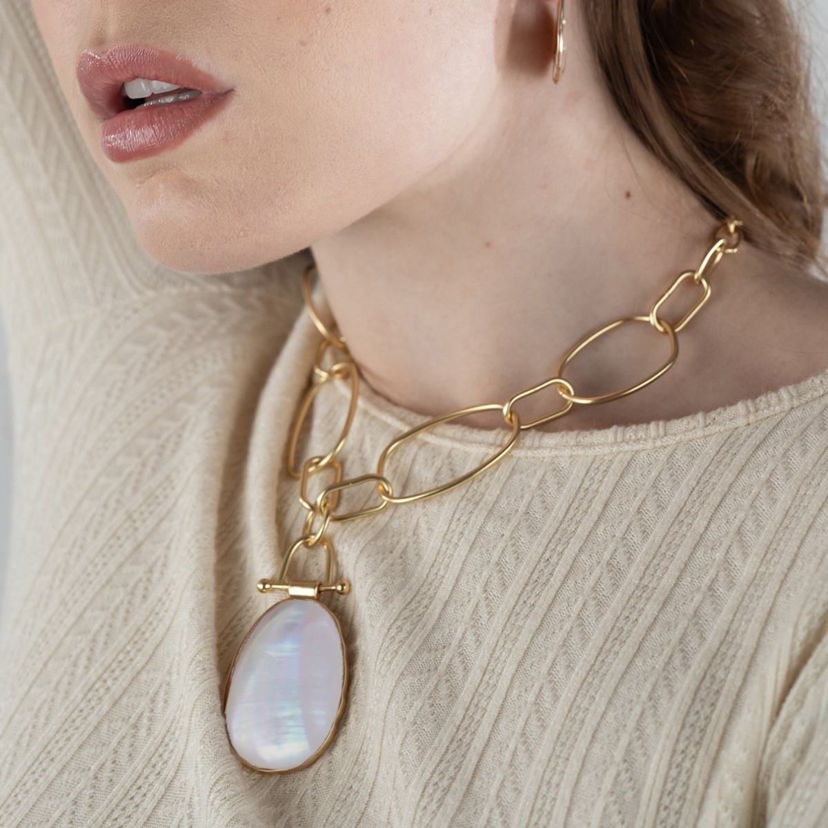 Luxe Oval Pendant Chain Necklace
