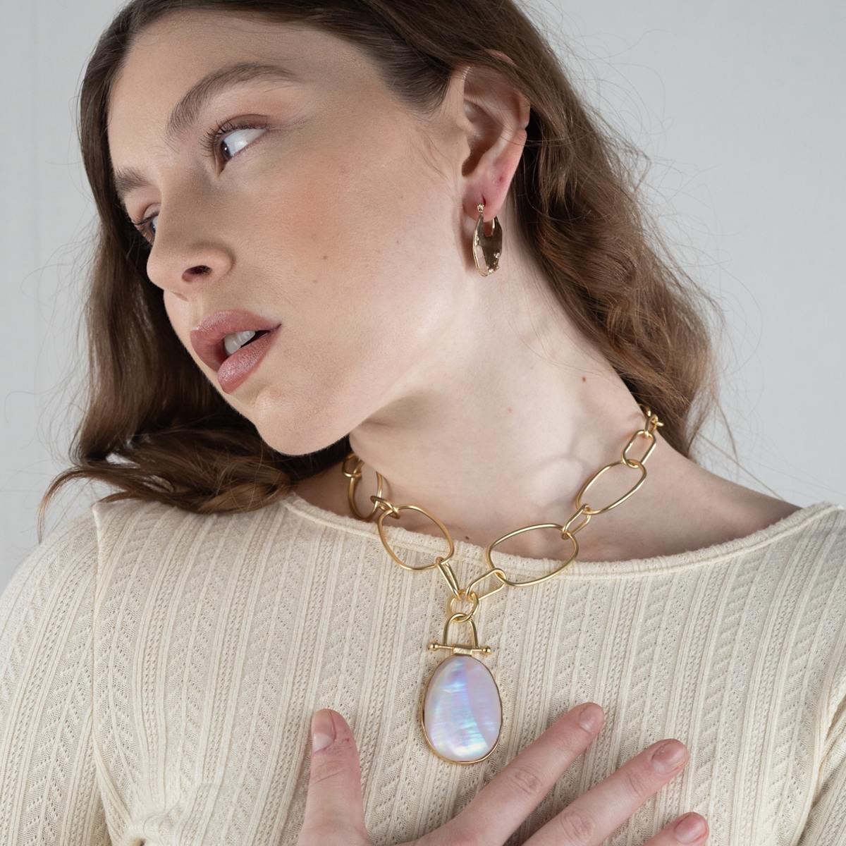 Luxe Oval Pendant Chain Necklace