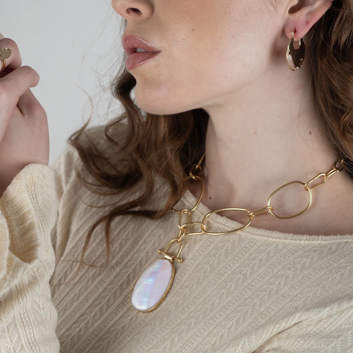 Luxe Oval Pendant Chain Necklace
